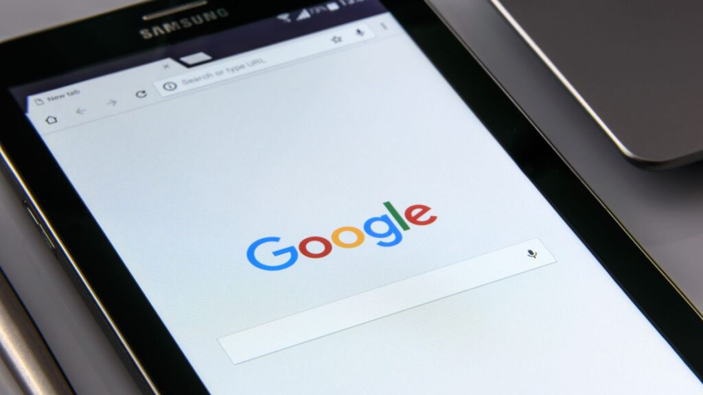 Google検索画面が表示されたタブレットの写真。内部リンクとSEOの関係を解説する記事用。