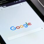 Google検索画面が表示されたタブレットの写真。内部リンクとSEOの関係を解説する記事用。